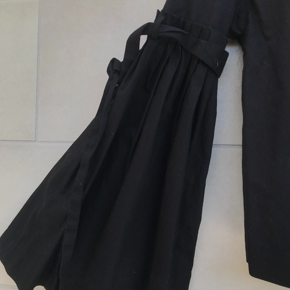 Black blouse with bell sleeve with draped details - Picture 3 of 4